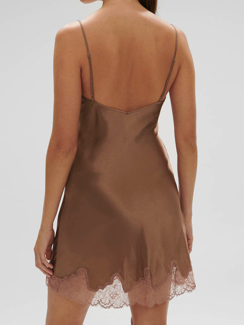 Simone Perele NOCTURNE Light silk enhanced with refined lace for an elegant silhouette.