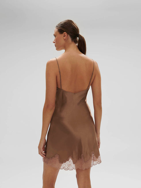Simone Perele NOCTURNE Light silk enhanced with refined lace for an elegant silhouette.